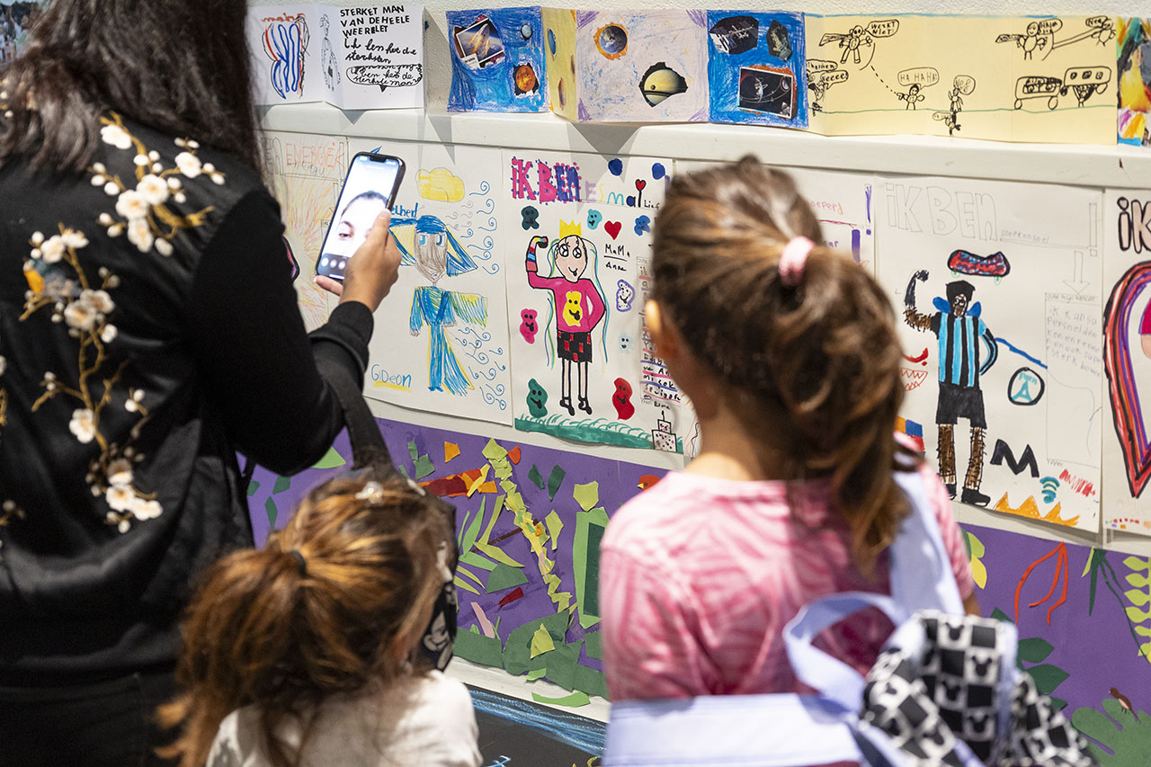 Jubileumfeest: 500 zelfportretten in de stijl van Van Gogh Jubileumfeest: 500 zelfportretten in de stijl van Van Gogh